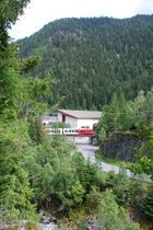 L’Eau-Noire constitue la frontière entre la France et la Suisse. La voie ferrée franchit le torrent un peu en amont de la gare MC du Châtelard, près de la centrale qui turbine les eaux du barrage d’Émosson.