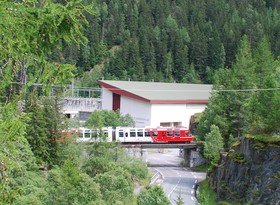 Une rame Z 800 qui vient de quitter le Châtelard à destination de Vallorcine passe devant la centrale d’Électricité d’Émosson.