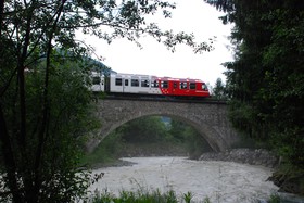La voie ferrée franchit l’Arve sur le pont de Clair-Temps entre les Houches et Taconnaz.