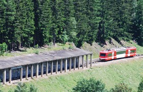 En juin 2007, une rame Z 850 s’apprête à pénétrer dans la galerie paravalanche située entre Argentière et Montroc.