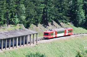 En juin 2007, une rame Z 850 s’apprête à pénétrer dans la galerie paravalanche située entre Argentière et Montroc.