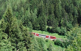 Un peu en contrehaut de l’Arve, une rame Z 850 descend une rampe de 70 mm/m entre Montroc et Argentière.