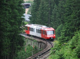 La rame Z 801/802 à destination d’Argentière vient de franchir l’Arve un peu en amont des Tines.