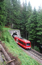 La Z 851, à destination des Tines et de Chamonix, sort du tunnel des Éboulis.