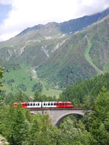 En venant d’Argentière, l’accès à la gare de Montroc se fait par un viaduc en maçonnerie.