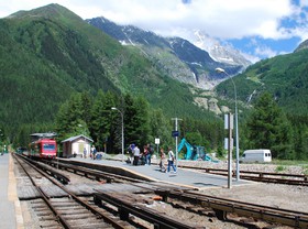 La gare d’Argentière comporte une voie de service et une ancienne lampisterie.