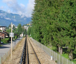 En provenance d’Argentière, l’arrivée à Chamonix se fait par la longue ligne droite du bois du Bouchet.