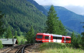 La rame Z 852 s’éloigne de l’arrêt du Buet, à destination de Vallorcine.