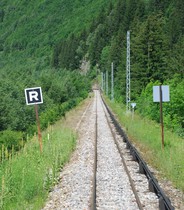 Après le pont de Clair-Temps, la voie traverse la vallée de part en part par une grande ligne droite, vue ici en direction des Houches.