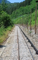 Cette ligne droite, située un peu en amont des Houches, est sujette aux chutes de pierres, d’où les câbles de détection.