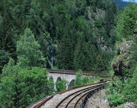 Direction les Houches, on voit s’éloigner le viaduc Sainte-Marie depuis l’arrière d’une rame Z 800.