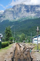 La gare de Servoz est située au pied de la chaîne des Fiz. L’ancienne halle à marchandises abrite une sous-station électrique.