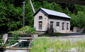 L’usine électrique des Gures est désormais surplombée par le viaduc des Égratz.