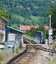 En sortie de la gare du Fayet, au niveau du PN n<sup>o</sup> 1 et du pont sur l’Arve, la voie métrique est rejointe par la voie normale pour une section à double écartement.