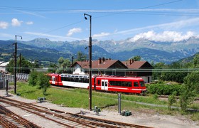 La Z 851, qui vient de franchir le pont sur le Bon-Nant en sortie de la gare du Fayet, s’élance vers Chamonix.