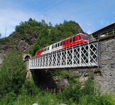 Au PK 4,049, la voie traverse l’Arve par le pont métallique des Égratz, puis franchit une tête rocheuse par le tunnel du même nom.