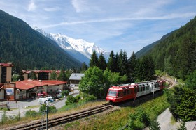 Juste avant d’entrer en gare d’Argentière, cette rame Z 800 passe devant le centre commercial « le Grand roc ».