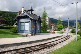 Au Fayet, la gare de départ du Tramway du Mont Blanc (TMB) se situe juste à côté de la gare SNCF.