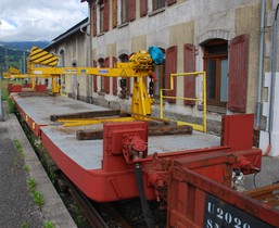 U 20603 équipé de portiques de manutention pour le transport de rails.