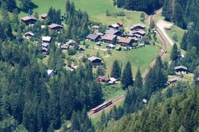 Une rame Z 850 s’approche de la Joux. Ce petit hameau est desservi par un arrêt facultatif.
