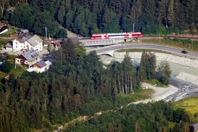 Une rame Z 800 franchit le pont de la Piralotaz.