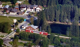 La gare des Pélerins et le lac des Gaillands.