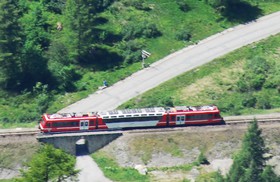 Une rame Z 850, en pleine montée de 70 mm/m, va bientôt s’engager dans le tunnel des Montets.