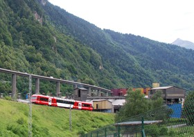 À Chedde, la voie passe à proximité immédiate de l’usine chimique.