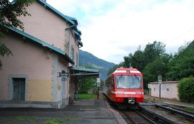Une rame Z 800 démarre de la gare des Bossons, en direction des Houches.