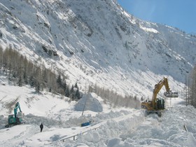 En mars 2006, une avalanche coupe la voie entre le Buet et Vallorcine, au PK 33.