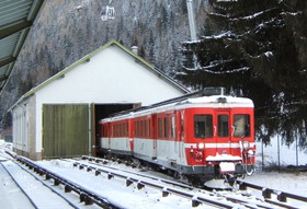 La gare de Vallorcine est dotée d’une halle où peuvent être parquées des rames ou des chasse-neige en hiver.