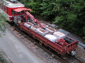 Sur une voie de service de la gare de Chamonix, le wagon plat U 20202 est attelé à la Z 601.