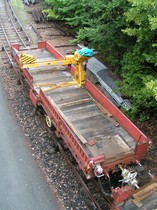 Le 14 août 2006, le wagon plat U 20203, équipé d’un portique de manutention, stationne en gare de Chamonix.