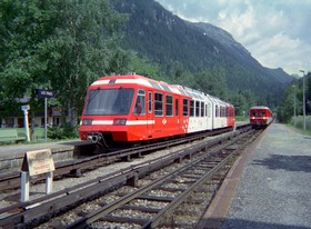 En 2000, la Z 801/802 de la SNCF à destination de Vallorcine croise en gare des Tines une rame Z 600 en nouvelle livrée qui descend au Fayet.