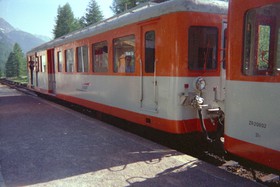 Une rame de Z 600 marque l’arrêt en gare du Buet à l’été 1995, avant de démarrer vers Vallorcine.