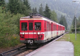 Le 14 août 2006, une rame de Z 600, Z 605 en tête, entre en gare des Praz.