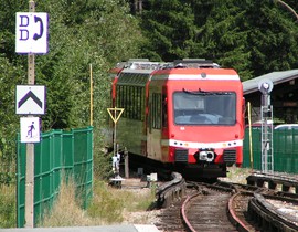 À l’été 2006, une rame Z 850 vient de franchir un panneau de Demande de Départ en sortie de la gare d’Argentière.