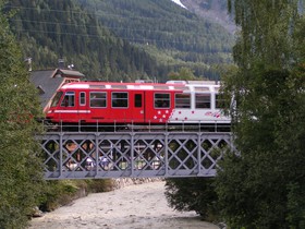 Le 18 août 2006, une UM de Z 800 franchit le pont sur l’Arve à l’entrée de Chamonix.