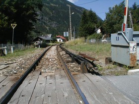 Rail conducteur au passage à niveau des Praz.