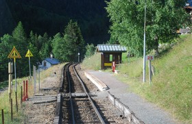 La Joux se trouve au point kilométique 25, comme l’atteste le panneau situé sur le quai.À droite, le talus mène au hameau, qui est constituéde quelques chalets.