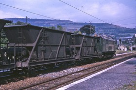 À La Mure, wagons trémie de la SGLM en 1971.