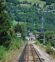 La voie s’engage alors dans une longue ligne droite qui la conduit jusqu’à Chedde. Ici, aux environs du PK 2, nous approchons de Chedde. En 2007, le double écartement était encore présent.