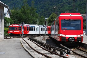 La gare du Fayet est divisée à elle seule en plusieurs cantons.Ceux-ci sont séparés par des signaux au standard SNCF. À la sortie de la remise du Fayet, cette rame Z 800 vient de franchir un signal, et s’apprête à s’engager sur le pont au-dessus du Bon-Nant.