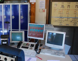 Console du chef de ligne située à Saint-Gervais-les-Bains-le-Fayet, en 2007. On note la présence du terminal de radio sol-train ainsi que d’une visualisation de l’occupation des cantons sur ordinateur. À droite se trouve le panneau de commande de l’alimentation électrique.