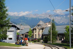 Au Fayet, la gare SNCF jouxte celle du Tramway du Mont-Blanc (TMB), un train à crémaillère qui s’élève jusqu’à 2372 m en direction de l’aiguille du Goûter.