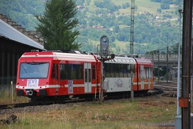 En sortie de la gare du Fayet, cette rame Z 850 longe l’important faisceau voie normale.