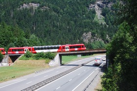Aux Mouilles, un peu en amont de Servoz, une unité multiple de Z 850 franchit la voie rapide.