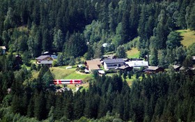 Une rame Z 850 arrive au hameau de la Joux.