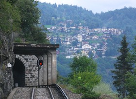 Galerie et tunnel de Bébolaz ; au fond le village de Finhaut. Notez le signal de block intermédiaire.
