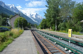 Depuis le quai de la gare des Tines, on aperçoit la chaîne du Mont-Blanc.